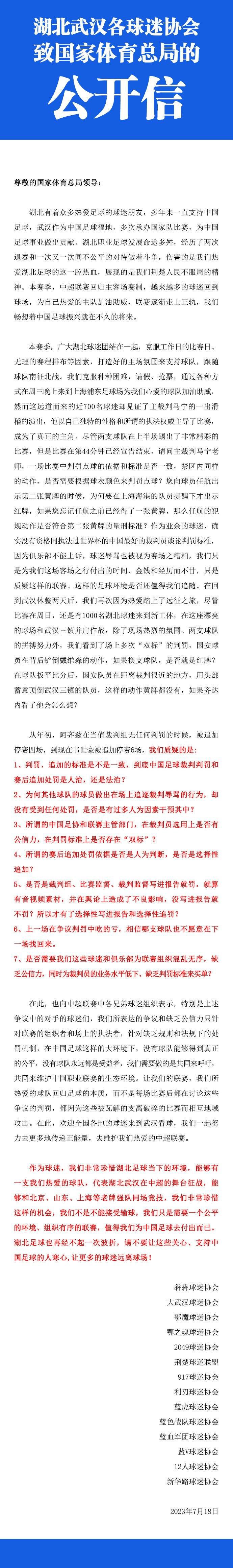 照片中，位于剧组化妆间的甄子丹身穿白色西装打领带，面对镜头露出灿烂的笑容，看起来状态极佳